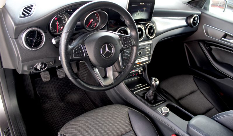 Mercedes CLA 180 completo