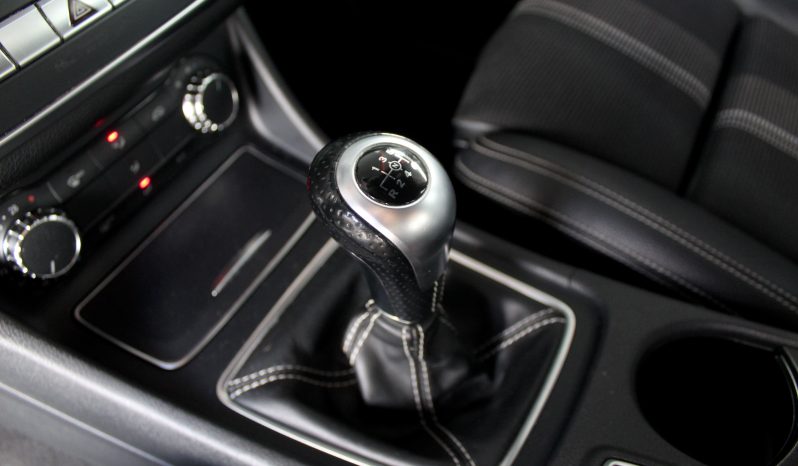 Mercedes CLA 180 completo